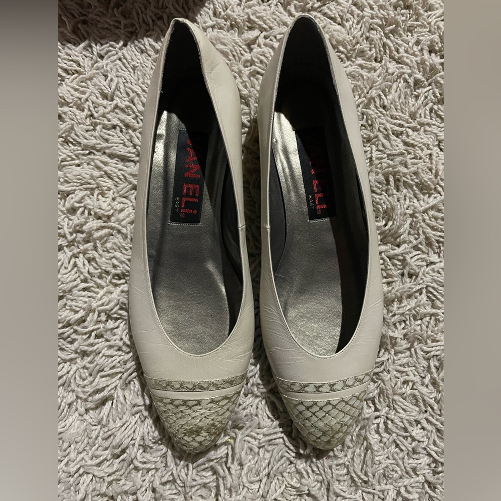Vintage Vaneli Snakeskin Toe Bone Color With Gold Heels New in Box Size 8